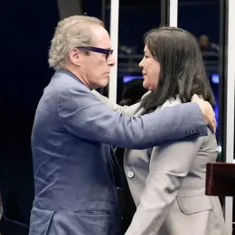 Empresário Luiz Pastore assume cadeira de Rose no Senado