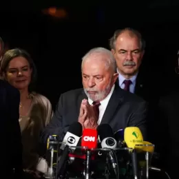 Lula intervém para barrar protestos no PT sobre equipe de transição