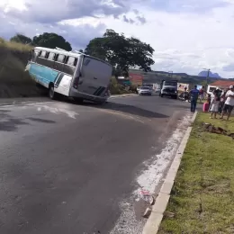 Tragédia anunciada:  Ônibus do Três Fronteiras atravessa canteiro e sobe em barranco