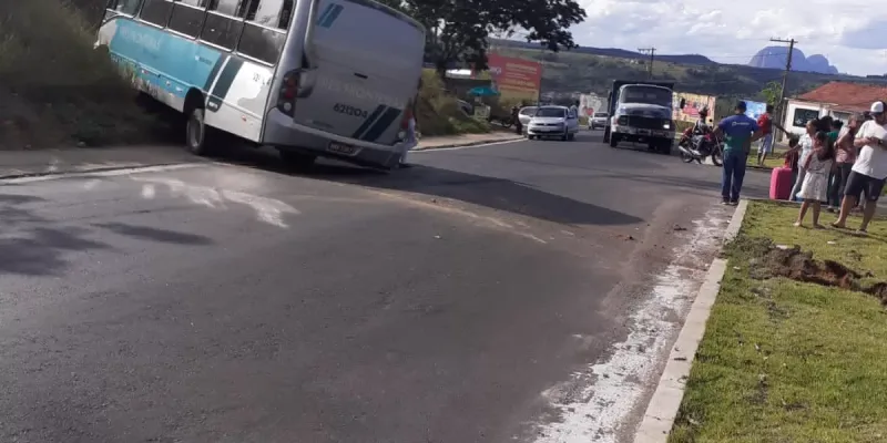 Tragédia anunciada:  Ônibus do Três Fronteiras atravessa canteiro e sobe em barranco